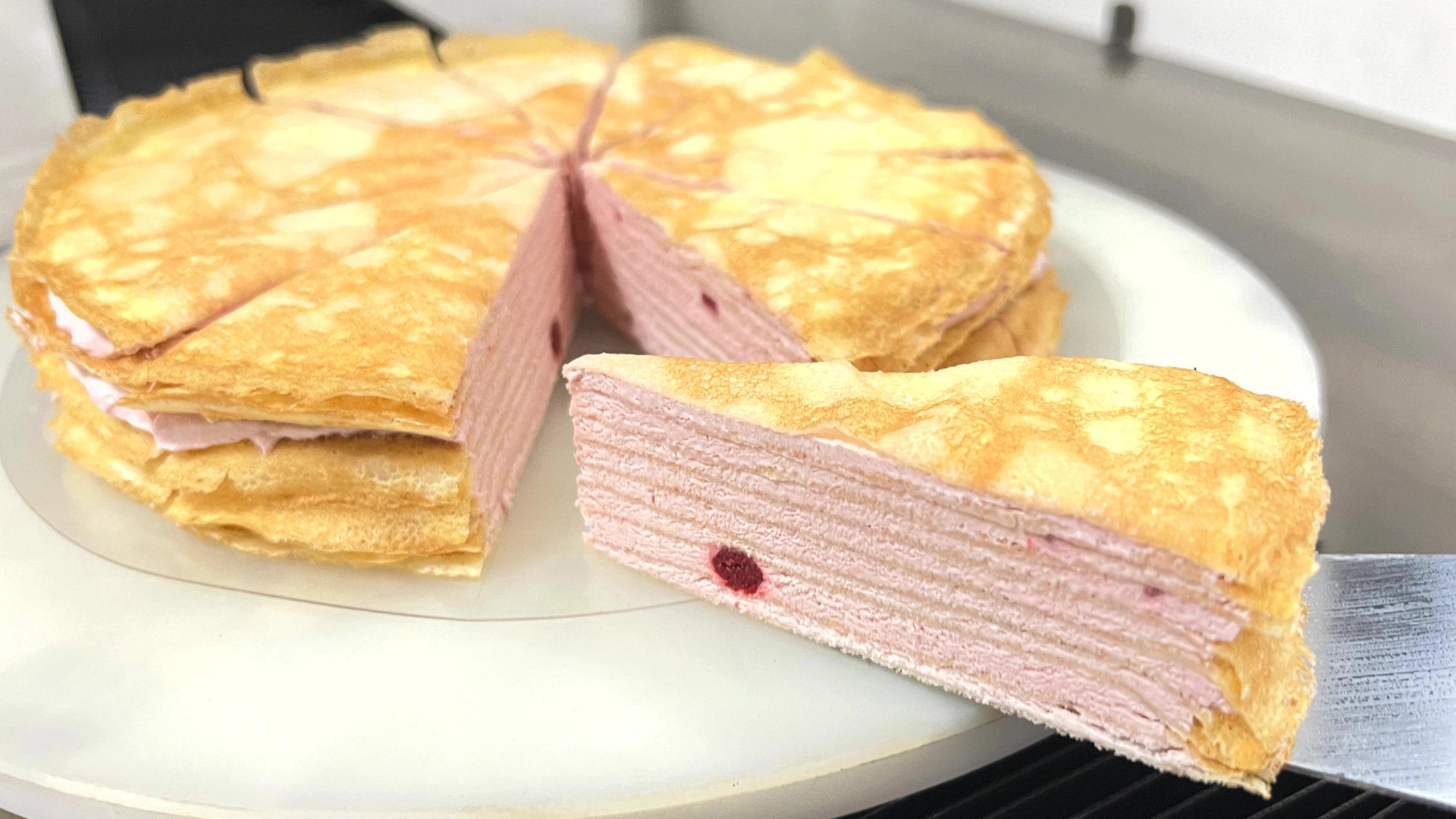 ultrasonic cutting result for strawberry mille crepe cake