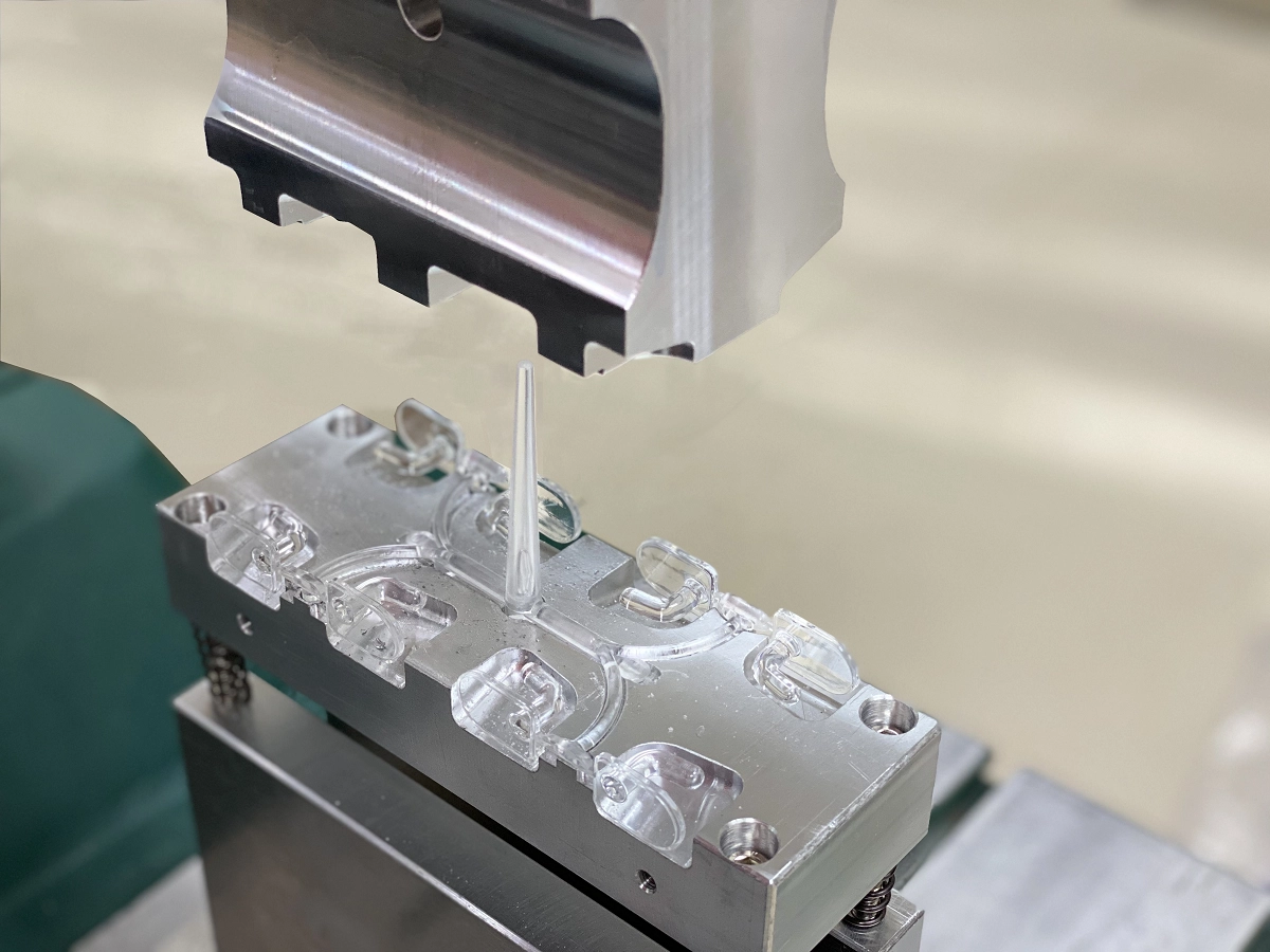 ultrasonic plastic welding process with horn and fixture